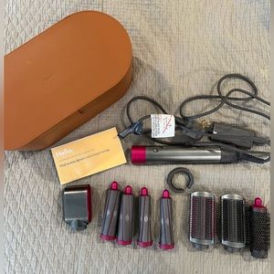 Complete dyson airwrap.